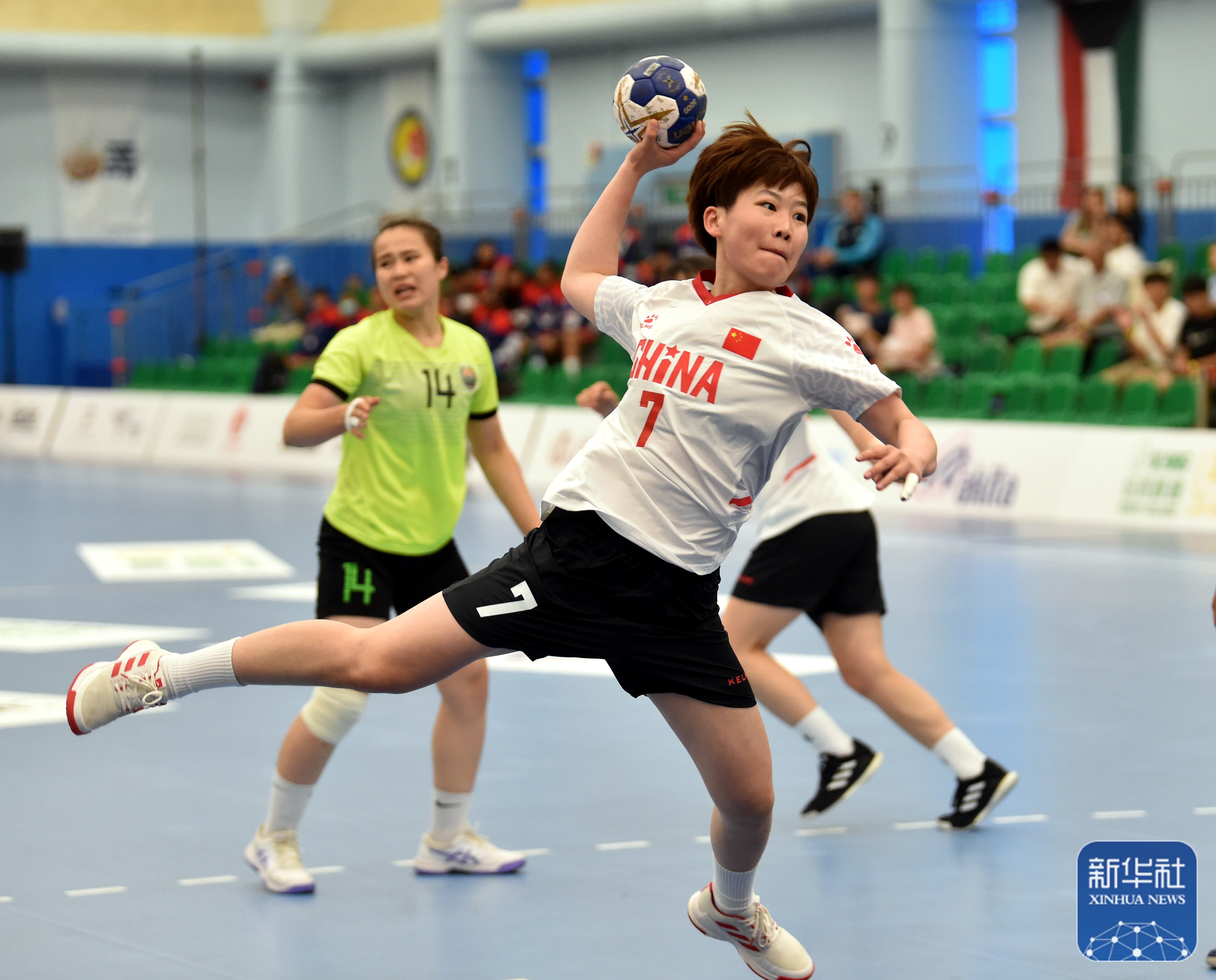 亚洲球员在关键比赛中展现出高超技艺